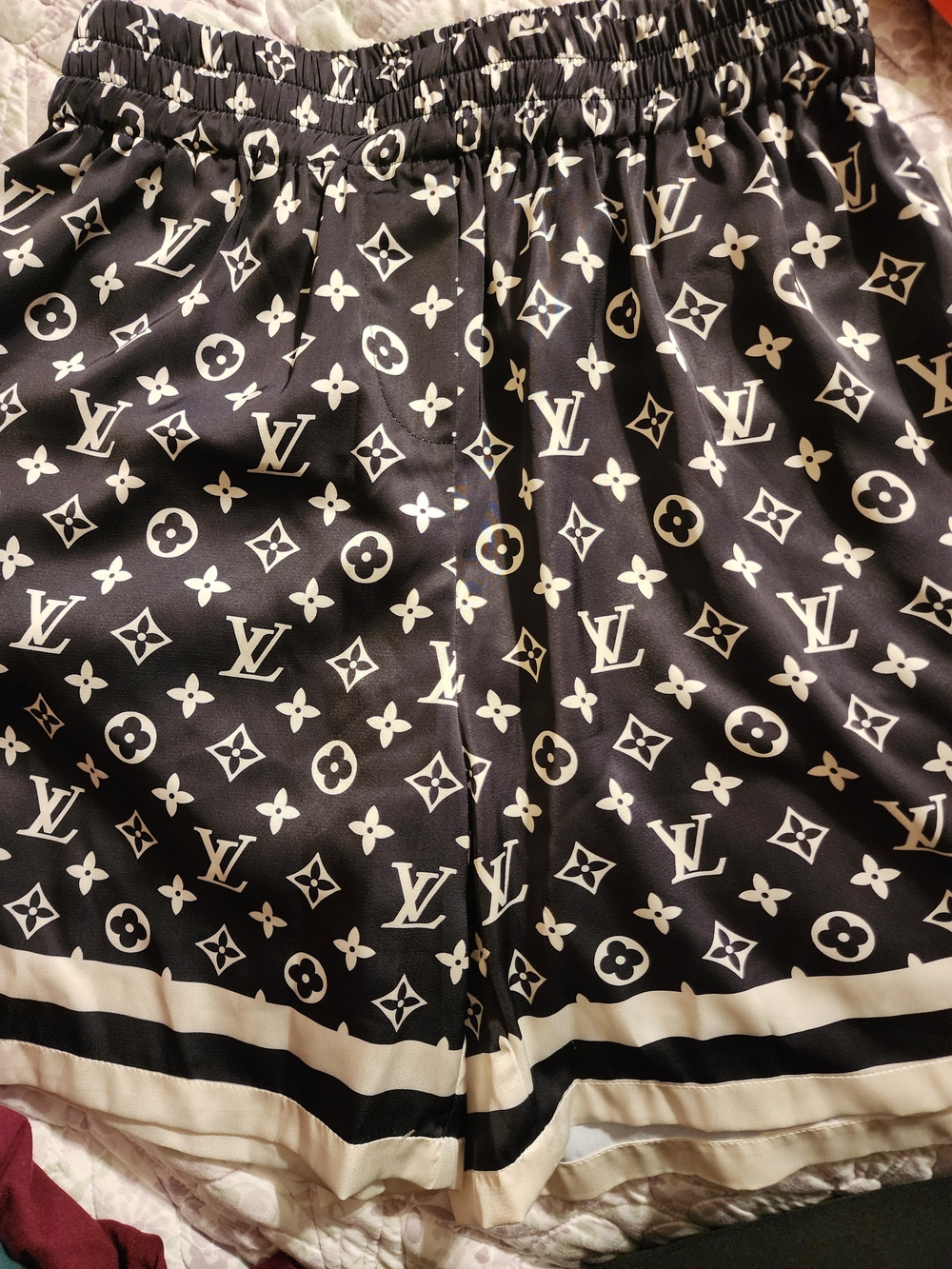 Louis Vuitton Black & White Monogram Logo Shorts Size L But Look Smaller.